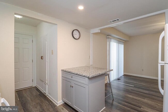 Building Photo - 1738 Farmington Ct