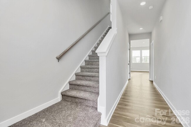 Building Photo - 529 Mountain Vw Dr