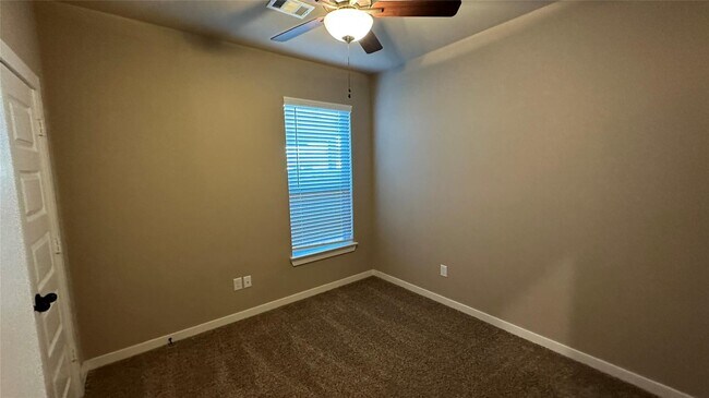 Building Photo - 9832 Grosbeak Ln
