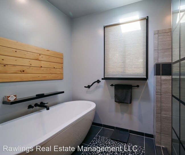 Building Photo - 2 br, 1 bath House - 221 Azalea Road E