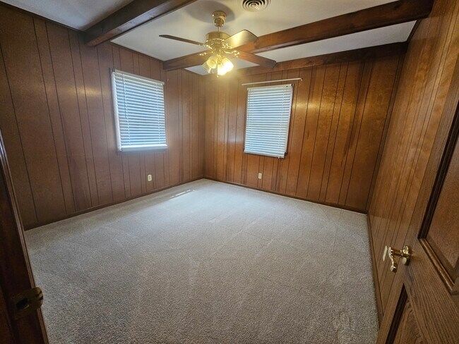 Building Photo - 8150 N Thorsen Ln