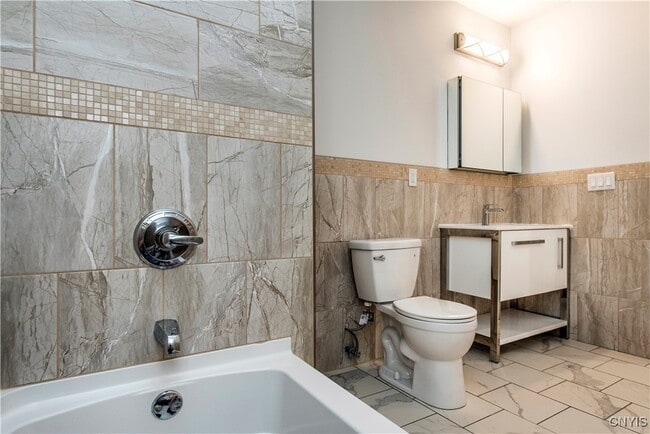 Building Photo - 221 Elizabeth St