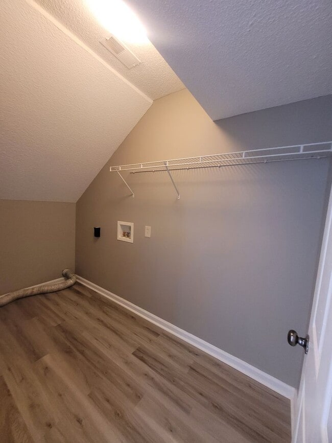 Building Photo - $1900 - 4 Beds 3 Bath + Bonus Room w/ Massive Fenced Yard