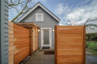 Building Photo - Knott House