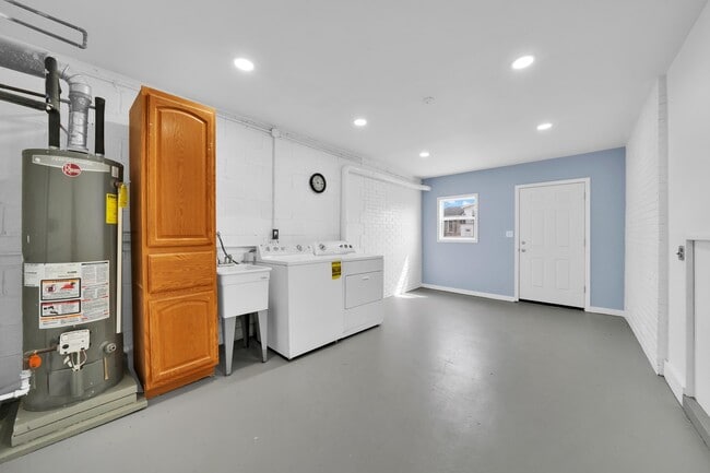 Building Photo - 8820 Robin Dr