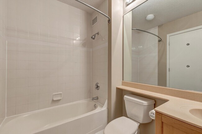 Building Photo - 400 N La Salle Dr