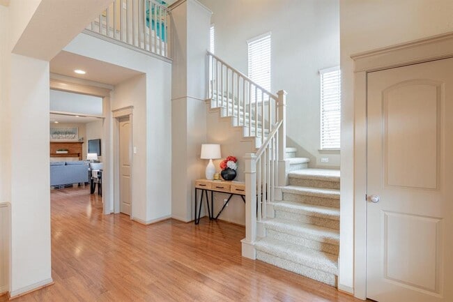 Building Photo - 27 S Mews Wood Ct