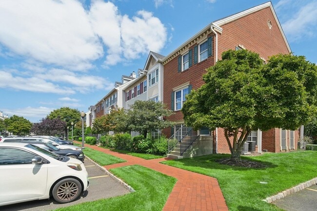 Building Photo - 14 Walnut St