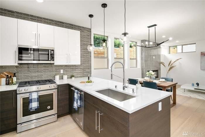 Building Photo - 3041 20th Ave W