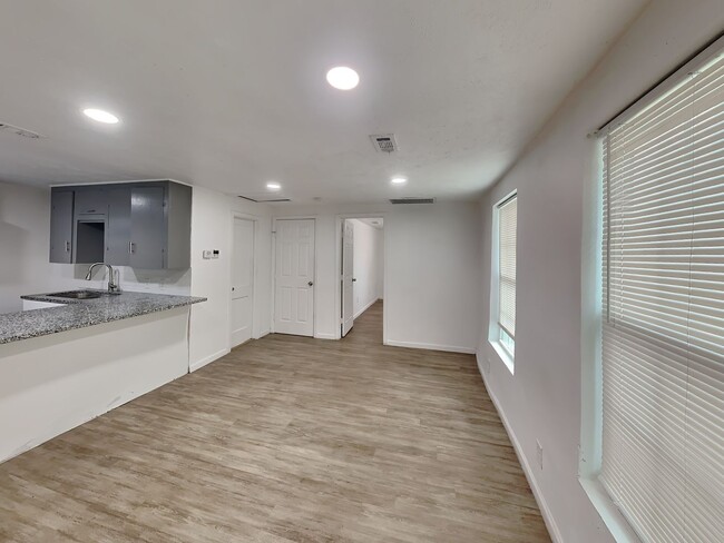 Building Photo - READY NOW! CHECK IT OUT!