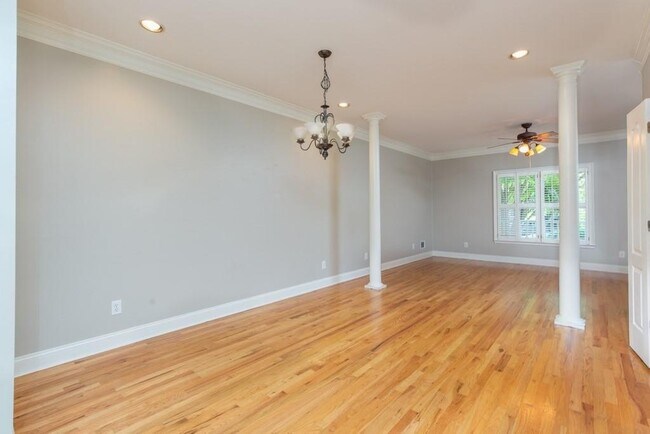 Building Photo - 471 Connally St SE