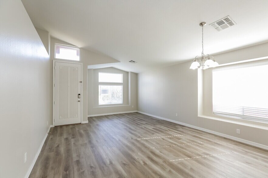 Building Photo - 1105 E Blackhawk Dr