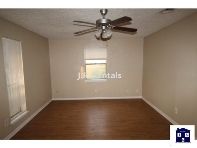 Building Photo - 825 Michelle Dr