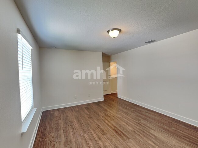 Building Photo - 329 Crestrun Loop