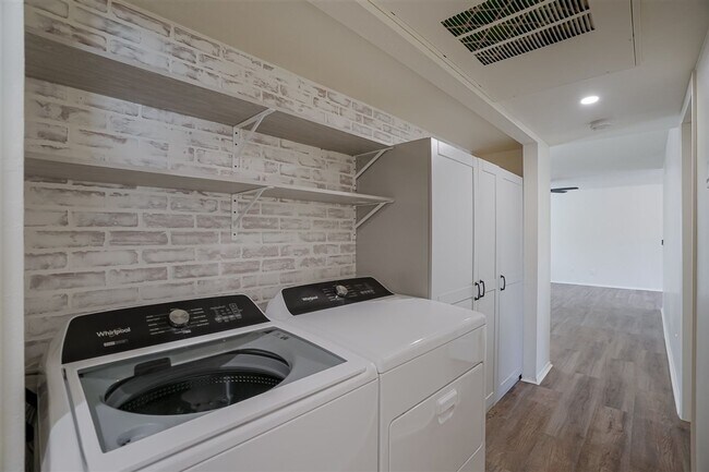 Building Photo - 2 bedroom, 2 bath condo near the airport