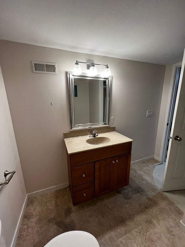 Building Photo - 3 Bedroom 2 Bath House For Rent