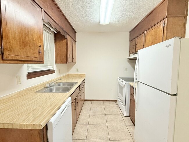 Building Photo - Charming 3-Bedroom Home