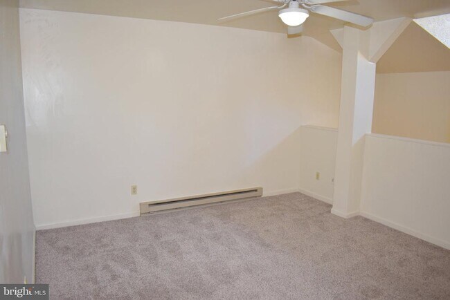 Building Photo - 1121 Stanley Ave