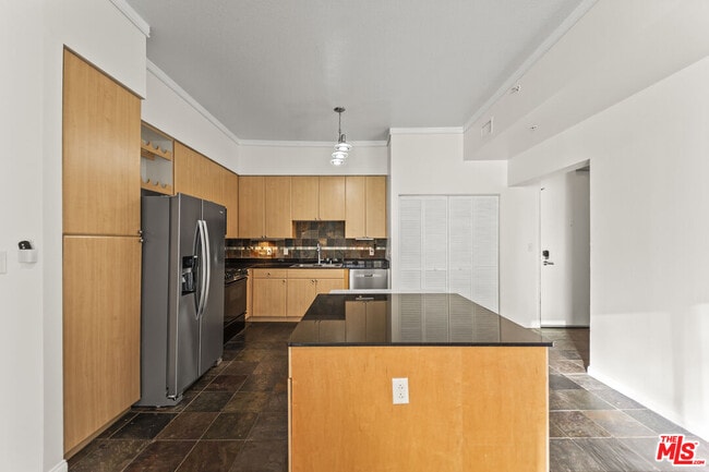 Building Photo - 388 E Ocean Blvd