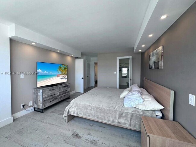 Building Photo - 3161 S Ocean Dr