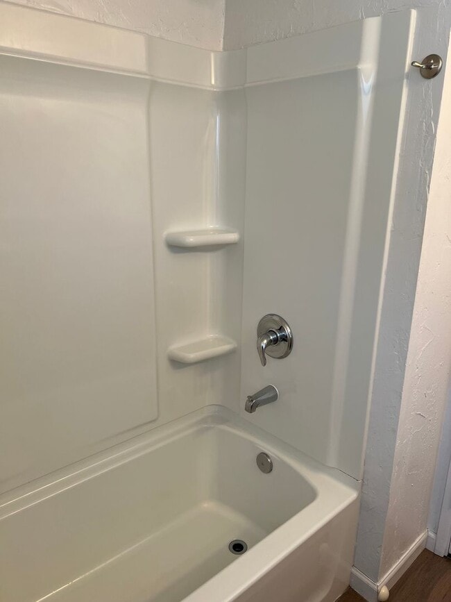 Building Photo - 2 bed 1 1/2 bath duplex in Springfield!
