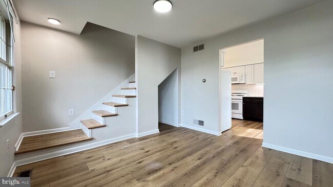 Building Photo - 815 W Wood Ave