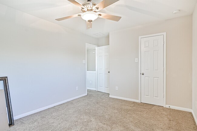 Building Photo - 2411 Lakecrest Town Dr