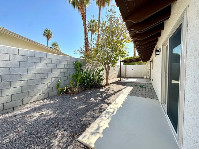 Building Photo - 561 Desert View Dr