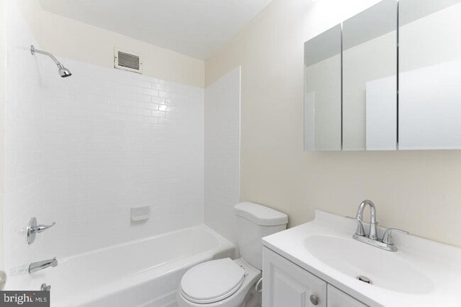 Building Photo - 135 S 19th St