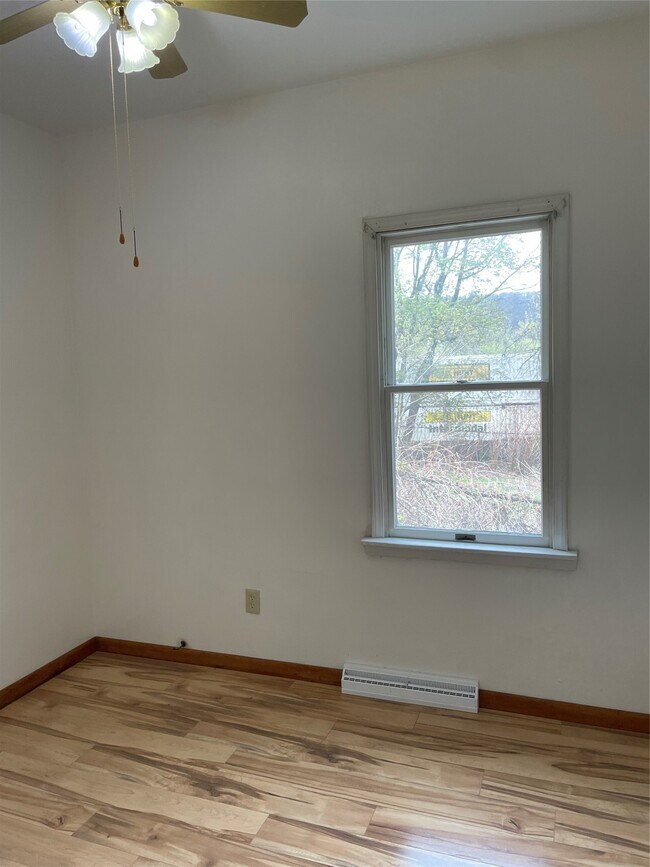 Building Photo - 167 Oak St