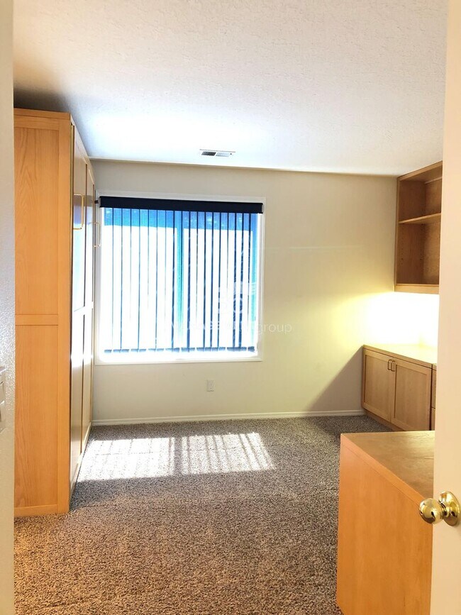 Building Photo - Gorgeous John's Landing Townhome- Luxurious Interior Renovation!