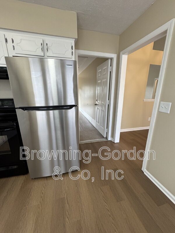 Building Photo - 1111 Cedarhill Ct