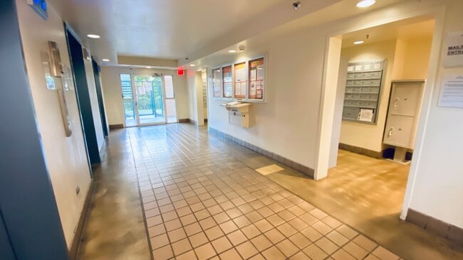 Building Photo - 2bd 2bath unit available now at Country Club Village 4!!
