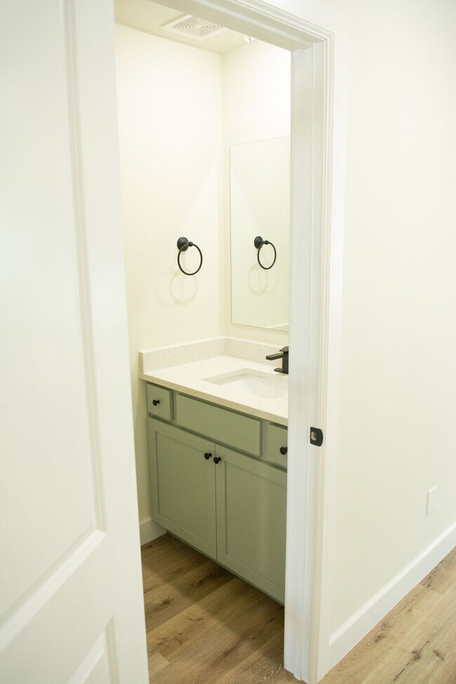 Building Photo - Newer Townhouse in the heart of West Fork !