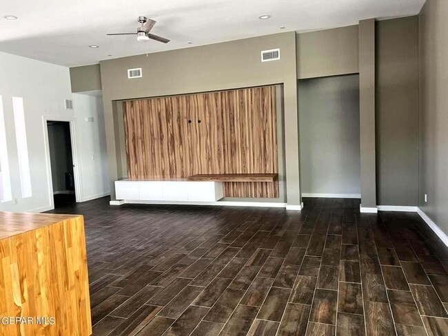 Building Photo - Open floor plan. 4 Bedrooms, 2.5 baths, 2 ...