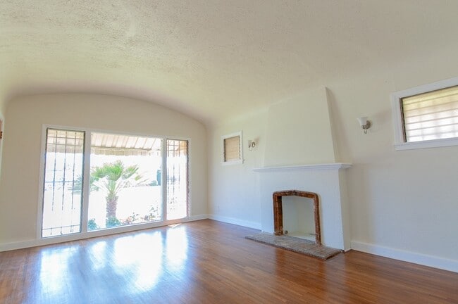 Building Photo - Stunning Single family house