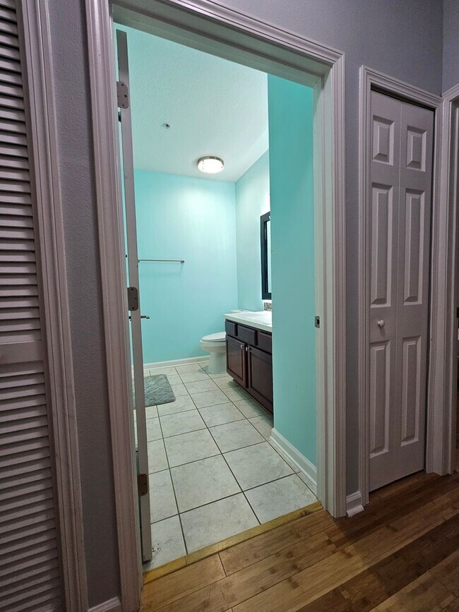 Building Photo - Top floor 3/2 unit in the gated Summer Key...