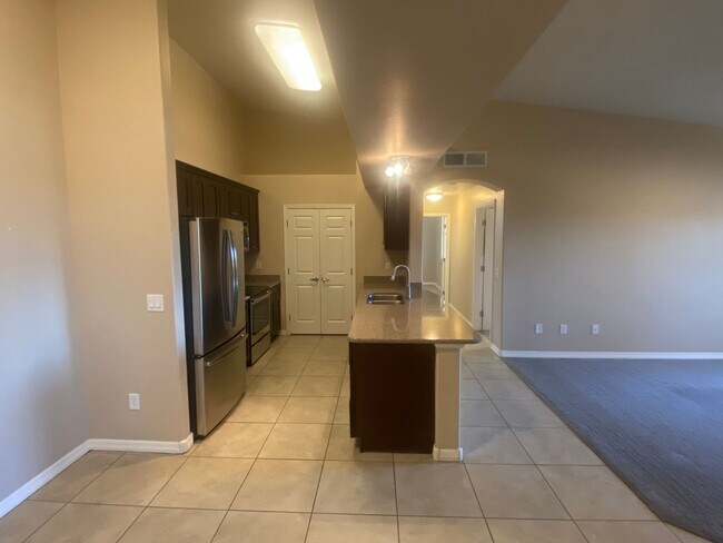 Building Photo - Spacious and Updated 3 Bed/2 Bath Condo w/Garage - Mesa