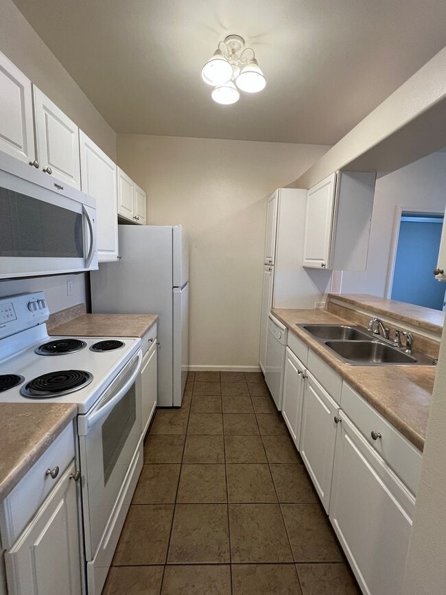 Building Photo - 1920 Monte Vista Dr