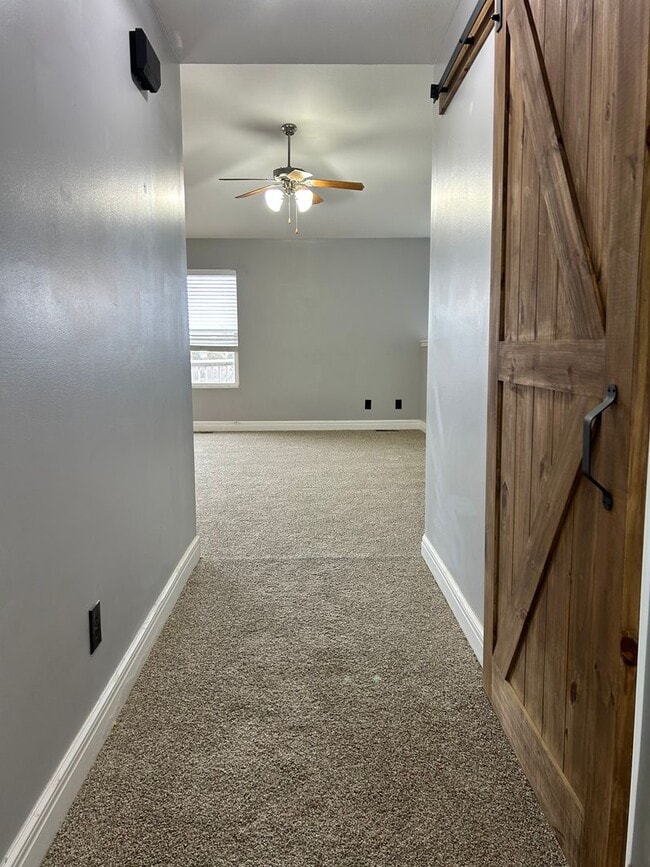 Building Photo - Large Beautiful Home!