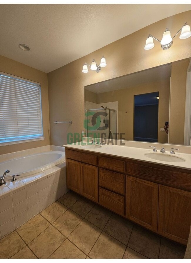Building Photo - Spacious 4 Bedroom 3 Bath in Patterson! AV...
