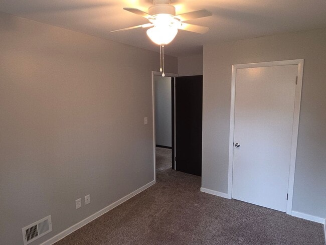 Building Photo - Updated 3 bedroom West Allis upper