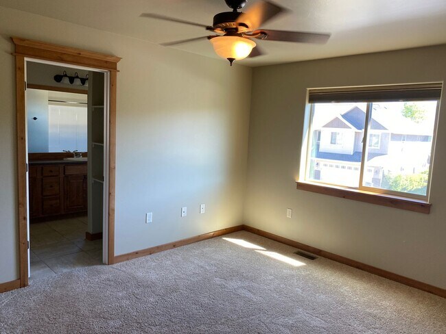 Building Photo - 3 Bedroom, End Unit, Condo in Bozeman
