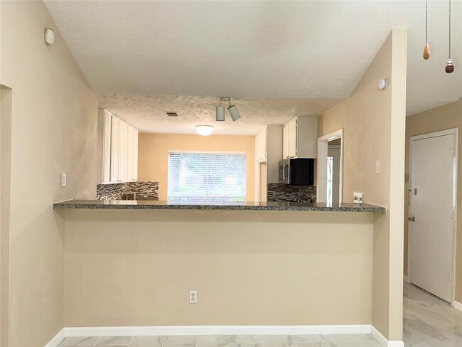 Building Photo - 10202 Hollow Canyon Dr