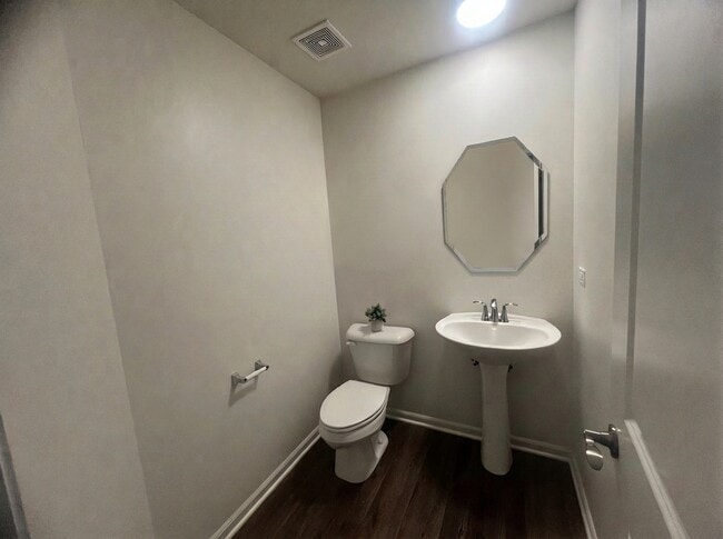 Building Photo - 285 Lakeshore Dr