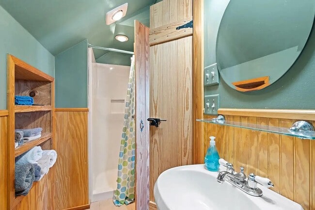 Building Photo - 333 Jim Crittendon Rd