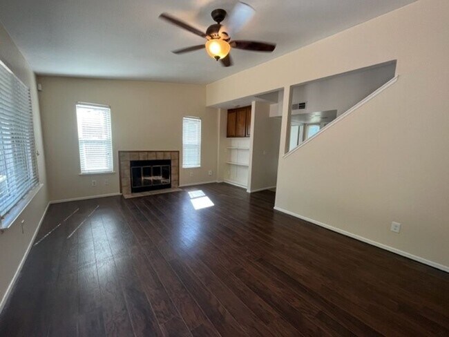Building Photo - Spacious 3bed 2.5bath 2 story home available now!