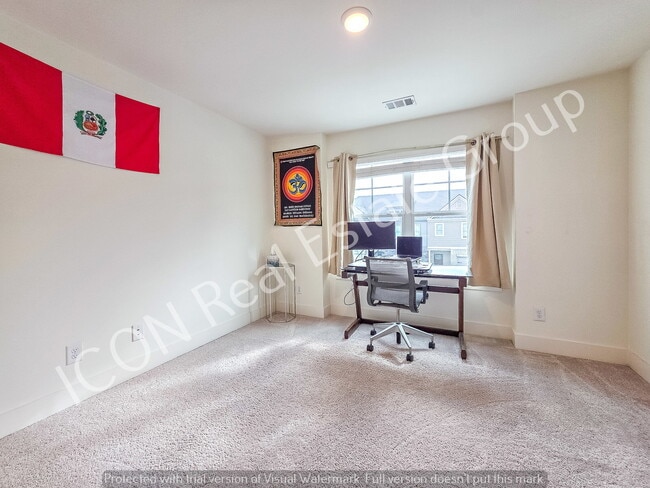 Building Photo - Spacious 3/2.5 Townhome
