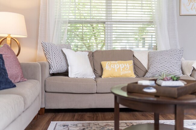 Building Photo - 3 Bedroom Flat, End unit Apartment - Available at Woodlands with $500 deposit. Ask your leasing a...