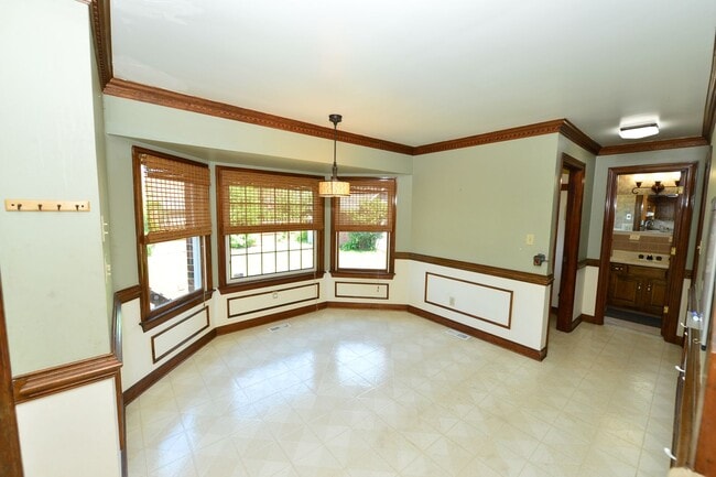 Building Photo - Custom Built brick Manor close to airport ...